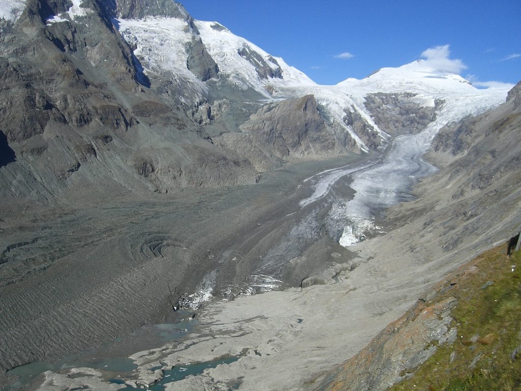 Pasterze (Alpi Austriache) 2016; ben evidenti i crepacci circolari da collasso (foto J. Orso)