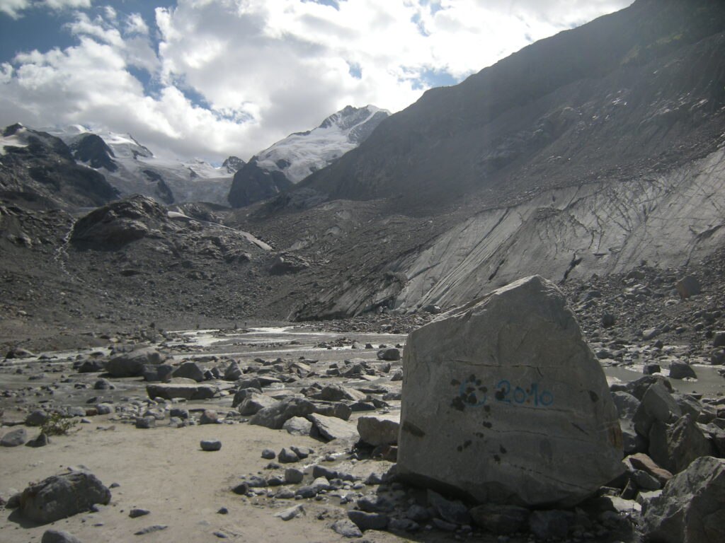 Morteratsch (Alpi Svizzere) 2017; il masso sulla destra indica la posizione del ghiacciaio nel 2010 (foto C. Smiraglia)