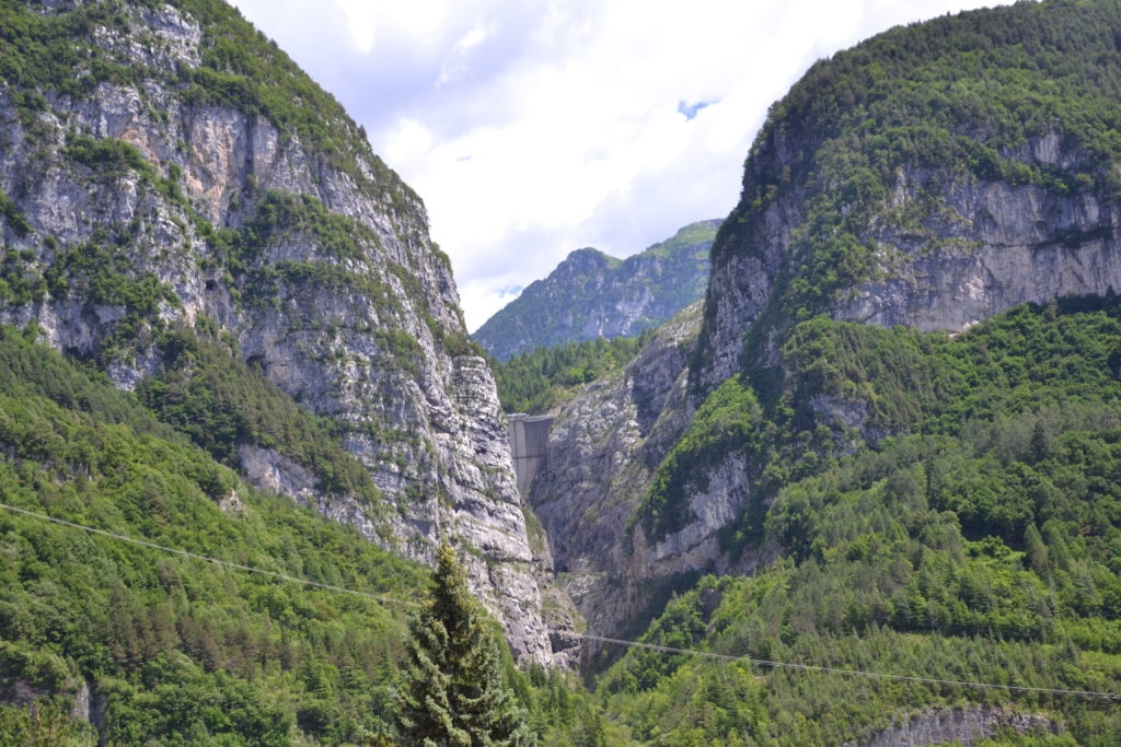 Vista da Longarone della diga del Vajont.