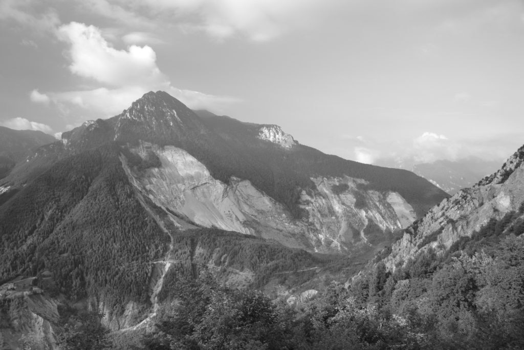 L'enorme frana precipitata dal monte Toc, diminutivo di "Patoc" (marcio). Foto Gian Luca Gasca