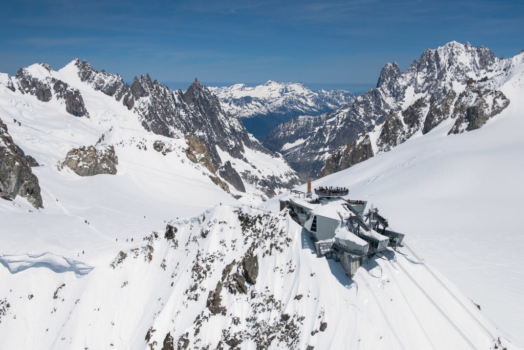 La SkyWay, grandiosa opera
ingegneristica, la funivia collega Courmayeur con Punta Helbronner. In funzione dal 30 maggio 2015, promette ai suoi visitatori un’esperienza indimenticabile e scenari «mozzafiato grazie alla cabina rotante a 360° e alle tre stazioni avveniristiche con bar, ristoranti e servizi di entertainment. Foto @ Alessandro Bellani