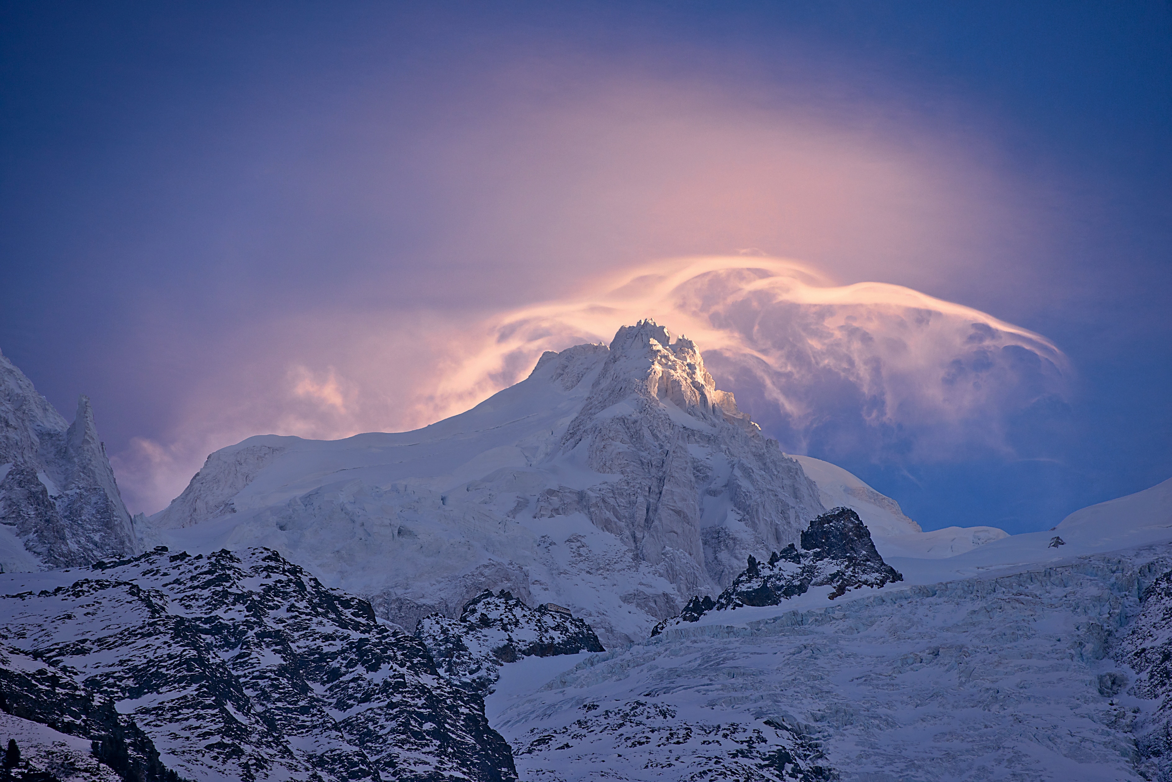 Sulla linea di confine tra Italia e Francia, gli scenari glaciali del Mont Maudit (4468 m; qui dal versante francese), “spartiacque” tra il Glacier des Bossons, sul versante transalpino, e il Ghiacciaio della Brenva, sul lato italiano. Foto Jean-FranÇois Hagenmuller/Hemis