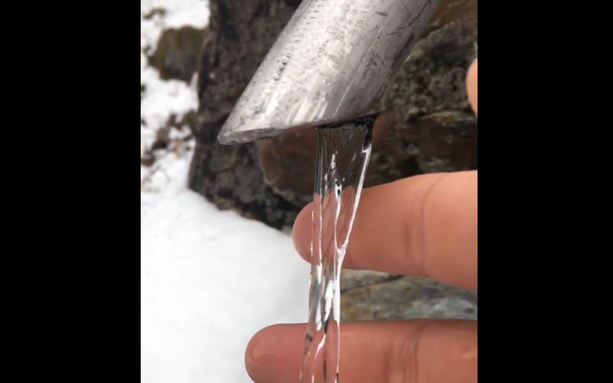 Photo of L’acqua è ghiacciata o scorre? Una fantastica illusione ottica invernale