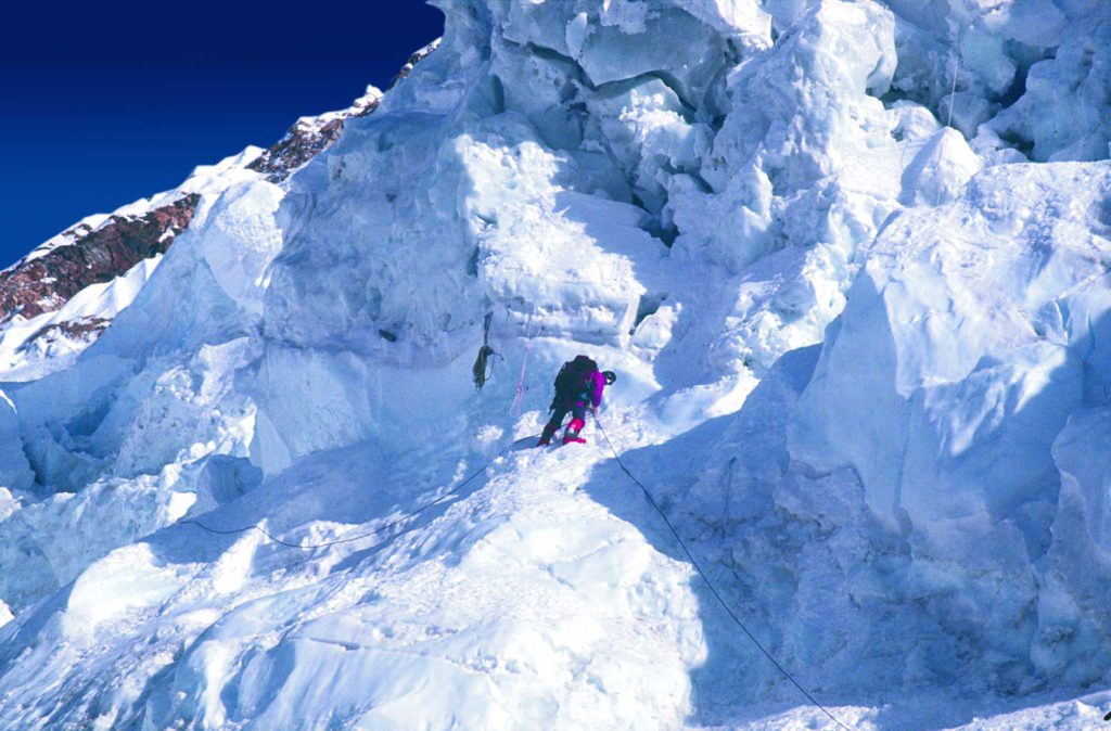 Traversata sotto seraco alla via a campo 3, 1991 Annapurna - Foto @ Wielicki