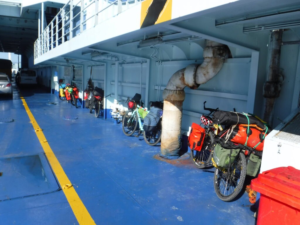 In traghetto da Hornopiren a Caletta Gonzalo. Foto Mirco Robaldo