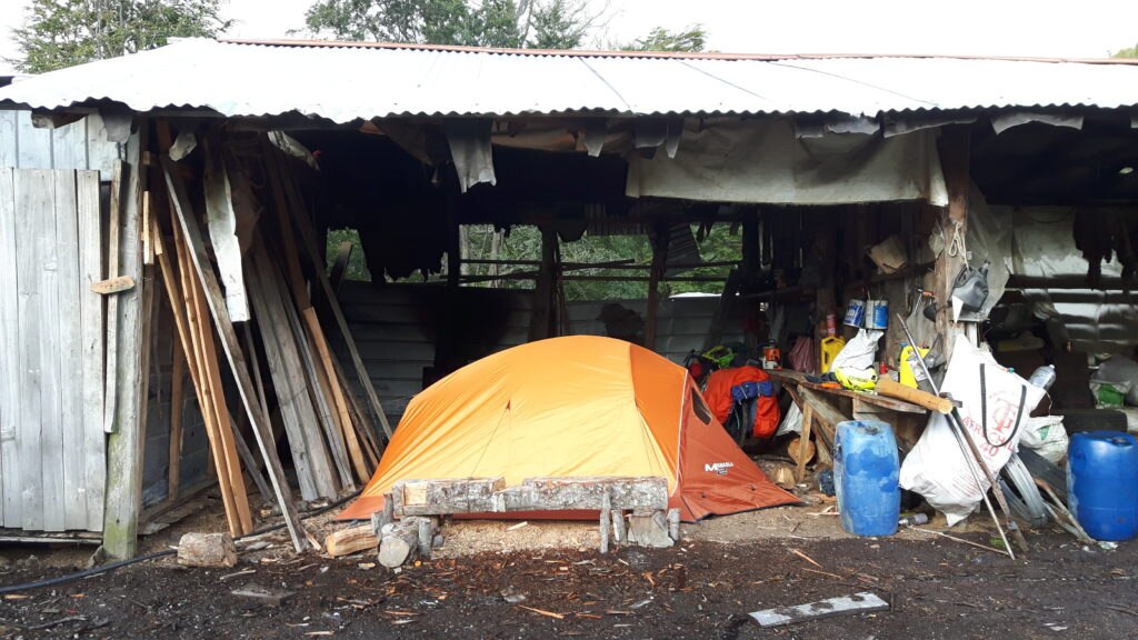 Quando piove si campeggia anche qui. Foto Mirco Robaldo