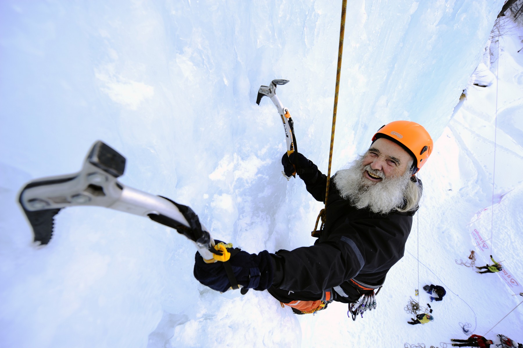Gustìn in azione su ghiaccio. Foto "L'alpinista" film di Fabio Mancari e Giacomo Piumatti