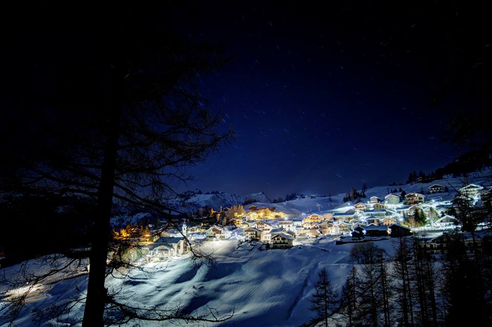 Veduta notturna di Chamois. Foto Antoine Casarotto