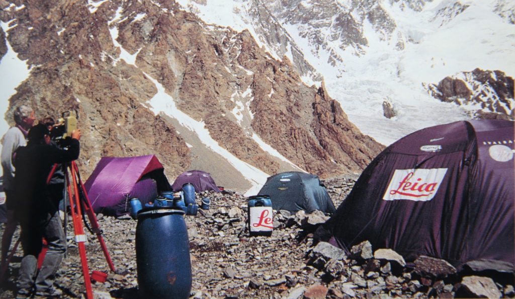1996, il professore Giorgio Poretti durante una fase di misurazioni al campo base del K2