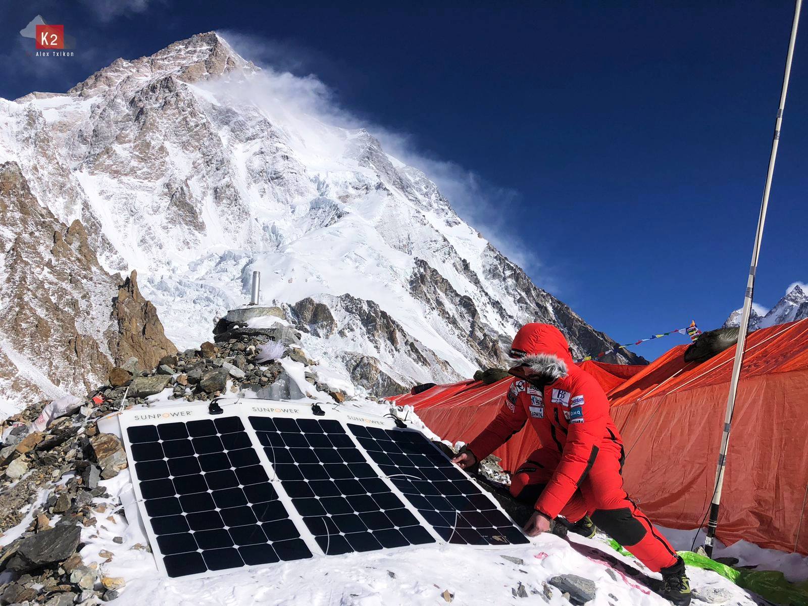 Attenzione anche all'energia grazie ai pannelli solari. Foto @ Alex Txikon