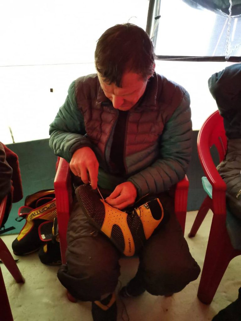 Si sistemano gli scarponi. Foto @ spedizione russa