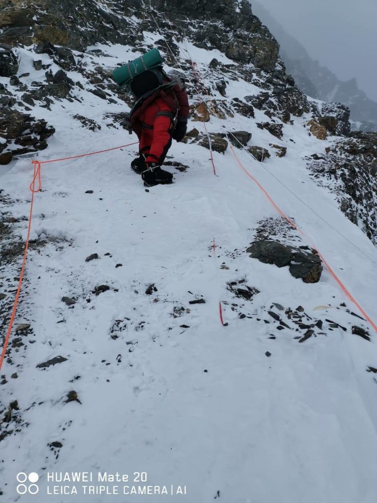 In salita sulla via dello Sperone degli Abruzzi a una quota di 700o m Foto @ K2 winter climb 2019