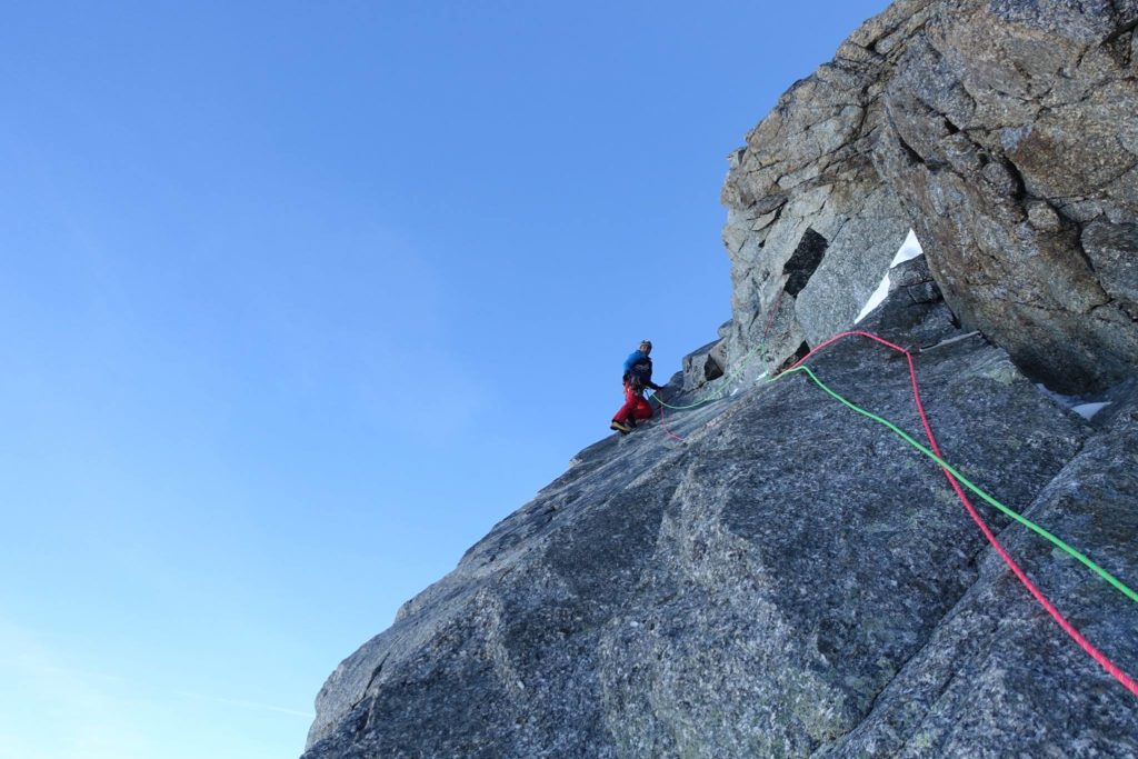 Léo Billon, Sébastien Ratel e Benjamin Védrines in salita sulla via Cassin. Gmhm Chamonix Fb page