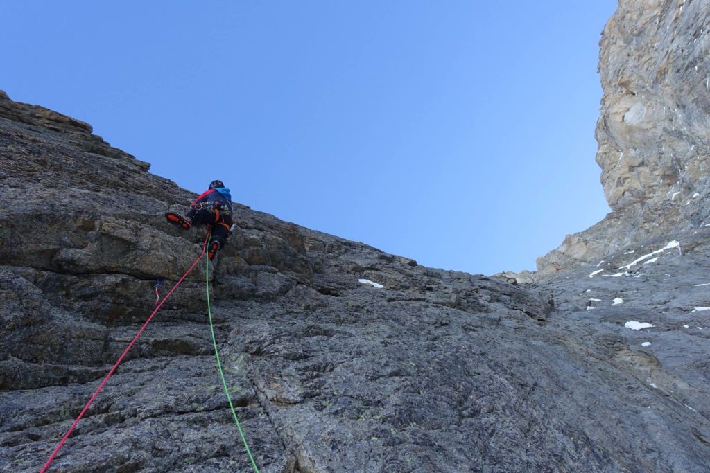 Léo Billon, Sébastien Ratel e Benjamin Védrines in parete. Gmhm Chamonix Fb page