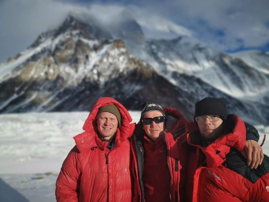 In mezzo il capospedizione  Vassily Pivtsov, a destra Mikhail Danichkin , a sinistra Artem Brown