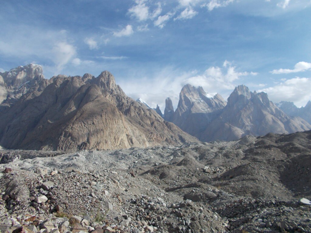 Il ghiacciaio del Baltoro coperto di detriti. Sullo sfondo la Torre di Trango.