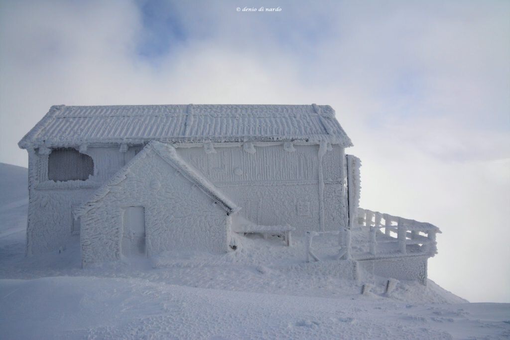 Vista laterale del Rifugio Duca degli Abruzzi ricoperto di ghiaccio - Foto Denio Di Nardo