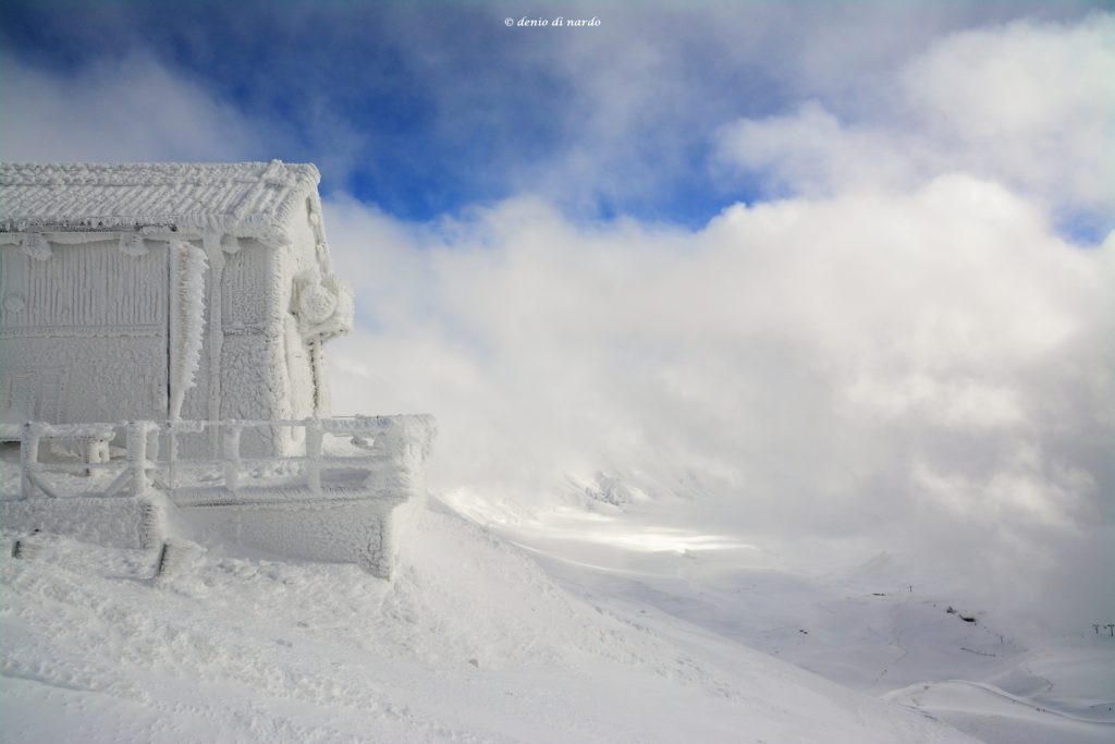 Il Rifugio Duca degli Abruzzi ghiacciato immerso nelle nubi - Foto Denio Di Nardo
