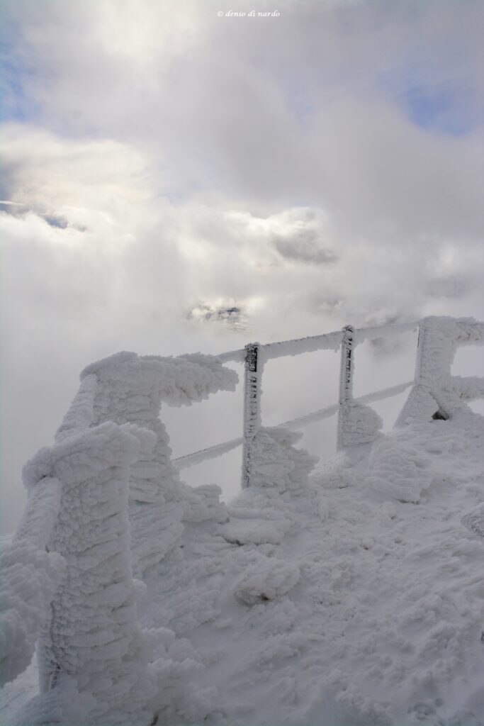 La vista dal Rifugio Duca degli Abruzzi immerso nelle nubi - Foto Denio Di Nardo