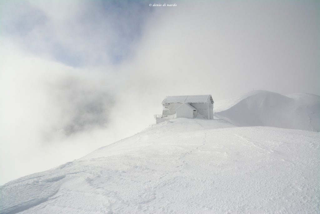 Il Rifugio Duca degli Abruzzi compare per magia all'orizzonte al termine della salita - Foto Denio Di Nardo