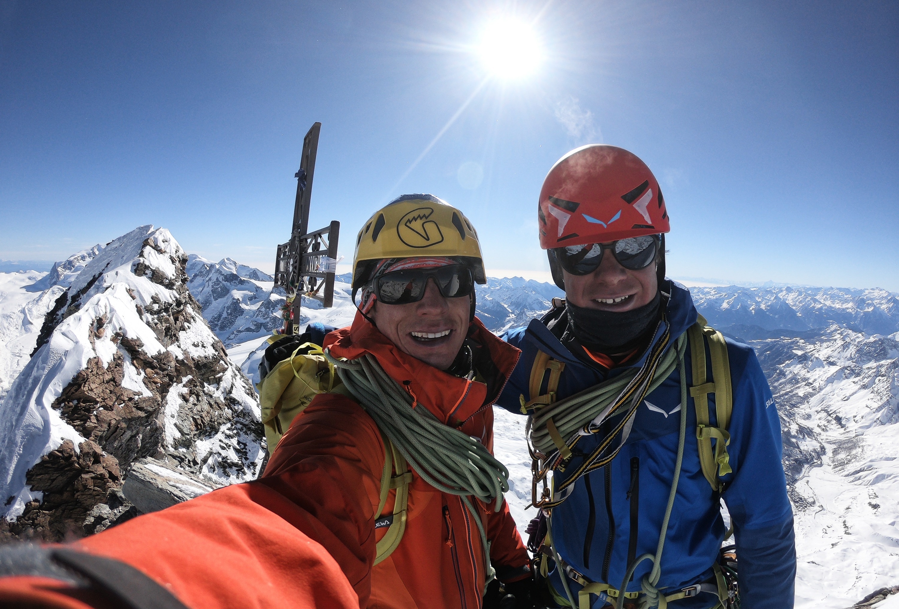 François Cazzanelli e Francesco Ratti in vetta al Cervino. Foto François Cazzanelli