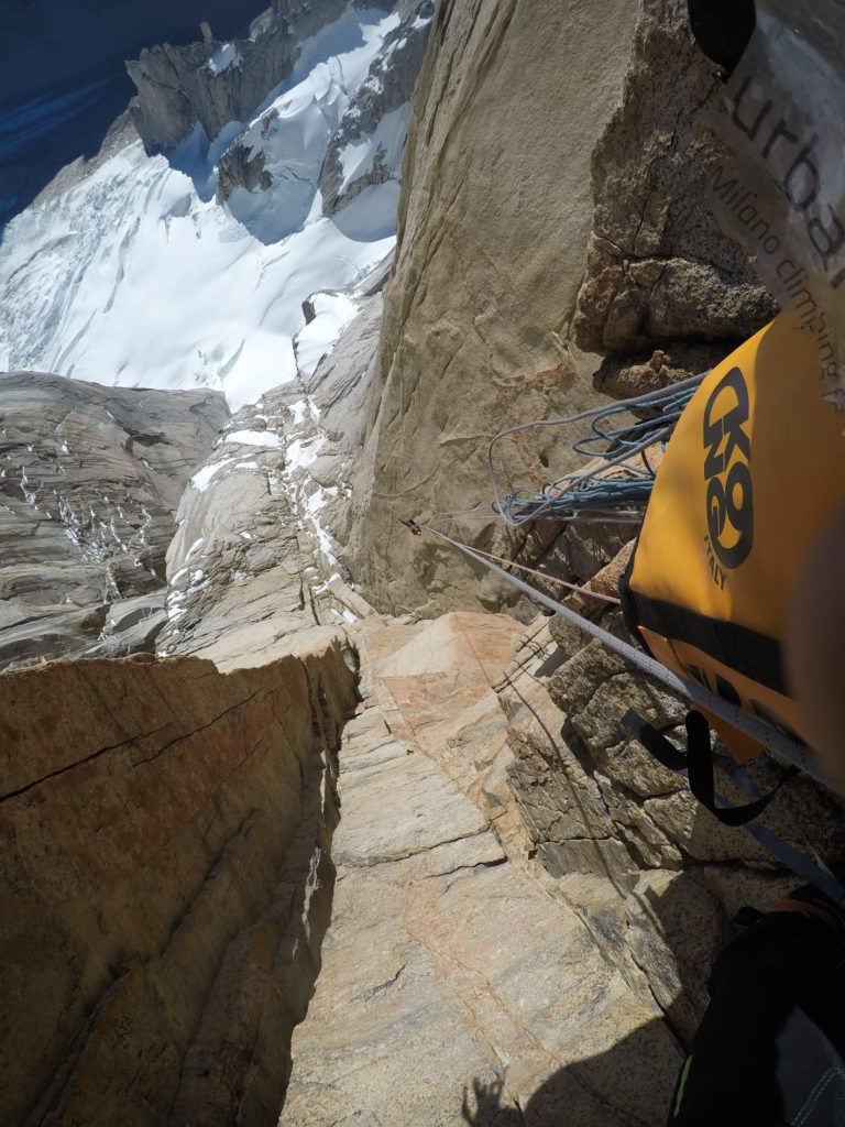 Rientrando alla sosta dopo il tiro di ingresso nel diedro. Foto Archivio Della Bordella