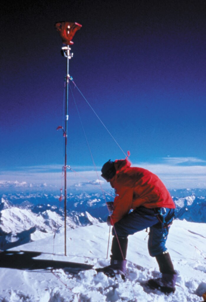 1996, in cima al K2 con la mira geodetica 