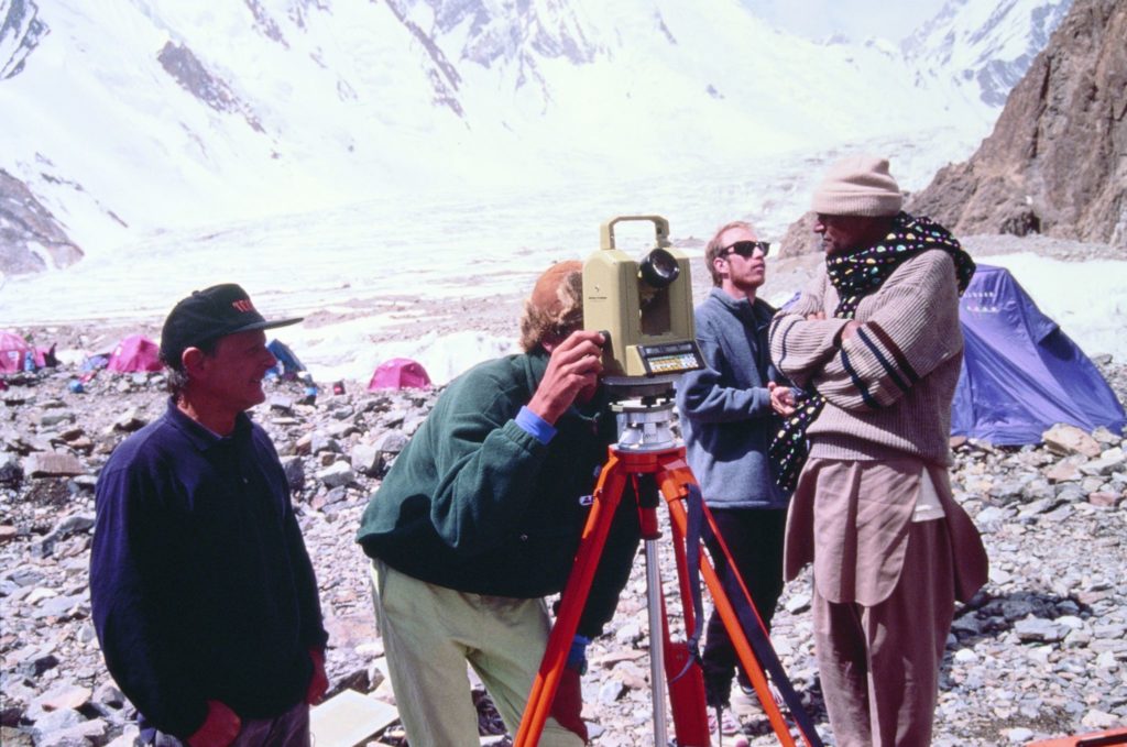1996, il professore Giorgio Poretti durante una fase di misurazioni al campo base del K2