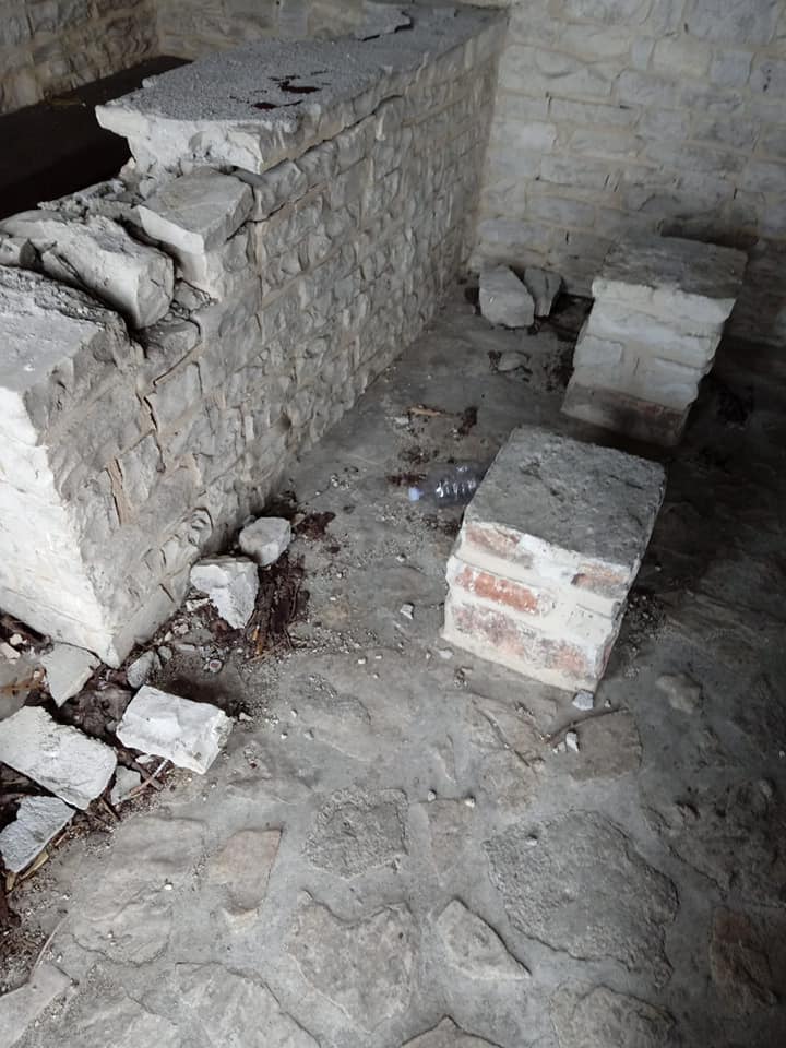 Le immagini dei danni apportati dai vandali al rifugio del Monte Cornacchia - Foto FB @Gianfilippo Mignogna