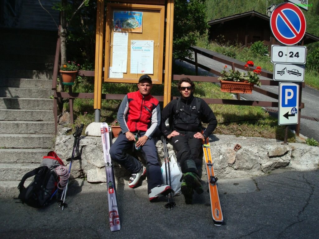 21 giugno 2010 fuori dal bar delle funivie del Bianco, dopo la discesa della Nord della Tour Ronde