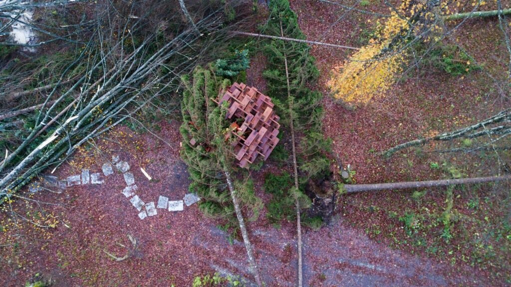 I danni del maltempo sul percorso ArteNatura. Foto @ Arte Sella FB