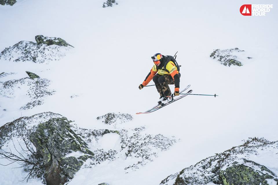 Markus Eder durante un salto. Foto Facebook Freeride World Tour