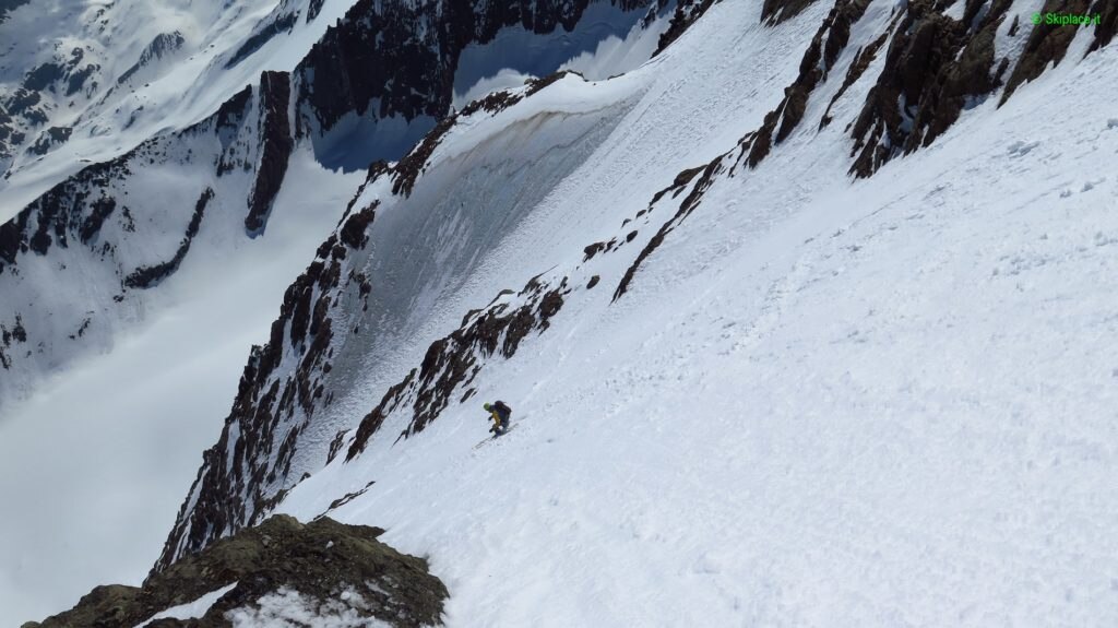 Andrea Bormida in discesa dalla immensa Parete Nord Est della Weissmies