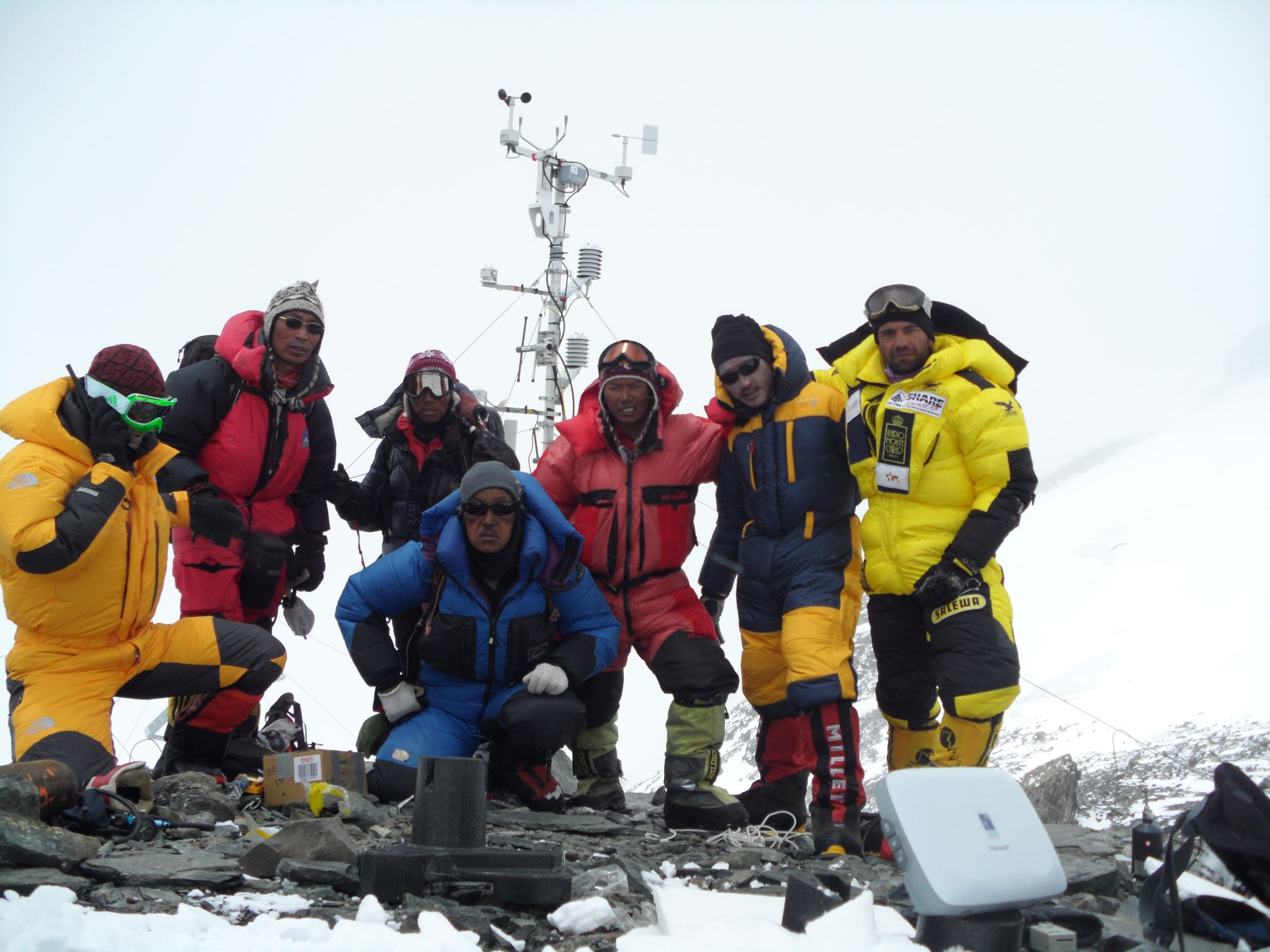 Photo of Accordo National Geographic e Ev-K2-CNR per la stazione meteo sull’Everest. Nel 2011 fu montata da Daniele Nardi