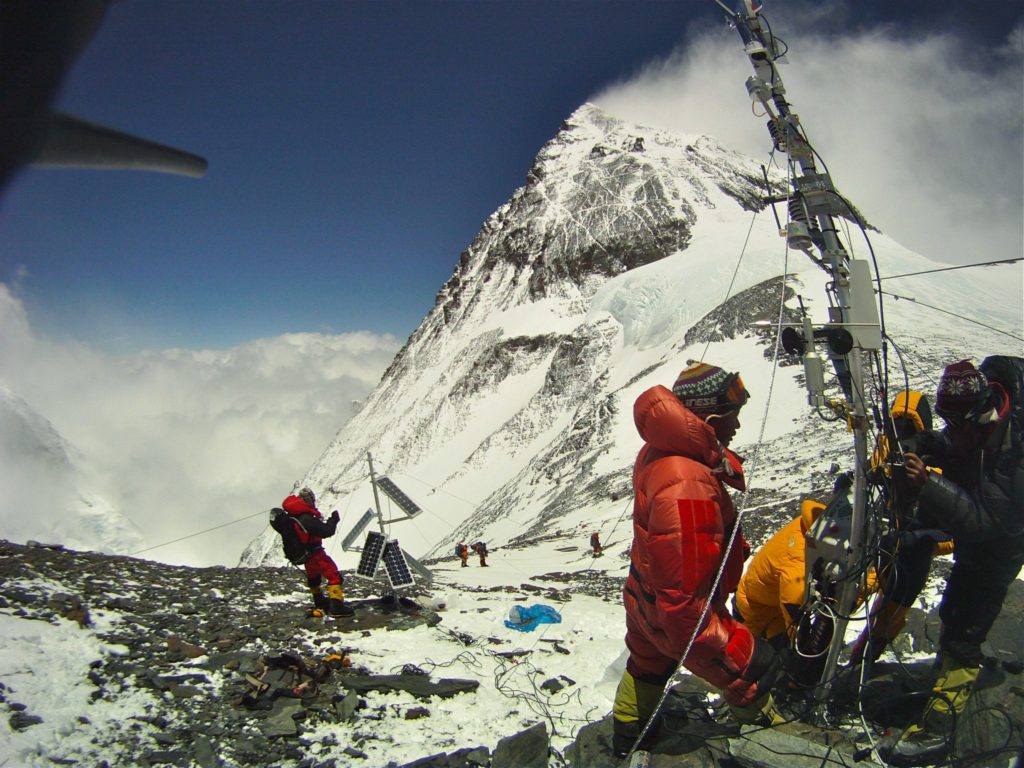 La stazione meteo a Colle Sud, dietro la vetta dell