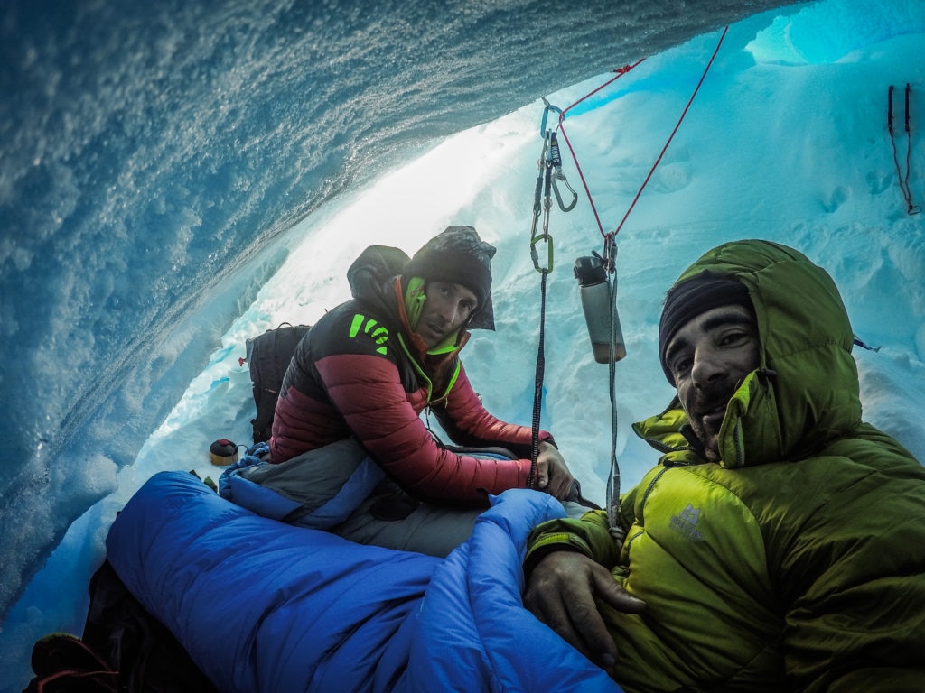 Bivacco nel crepaccio sotto lo Scudo. Foto archivio Della Bordella