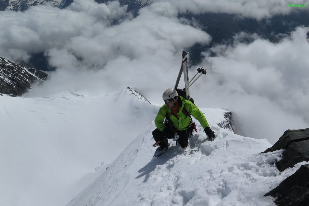 Mattia Varchetti in cima alla Lenzspitze, dopo la salita della Parete Nord.