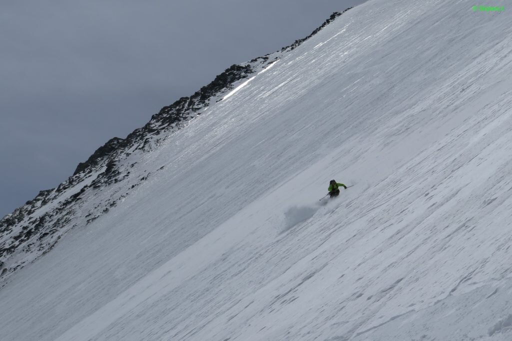 Mattia Varchetti in discesa dalla Nord della Lezspitze con grande stile