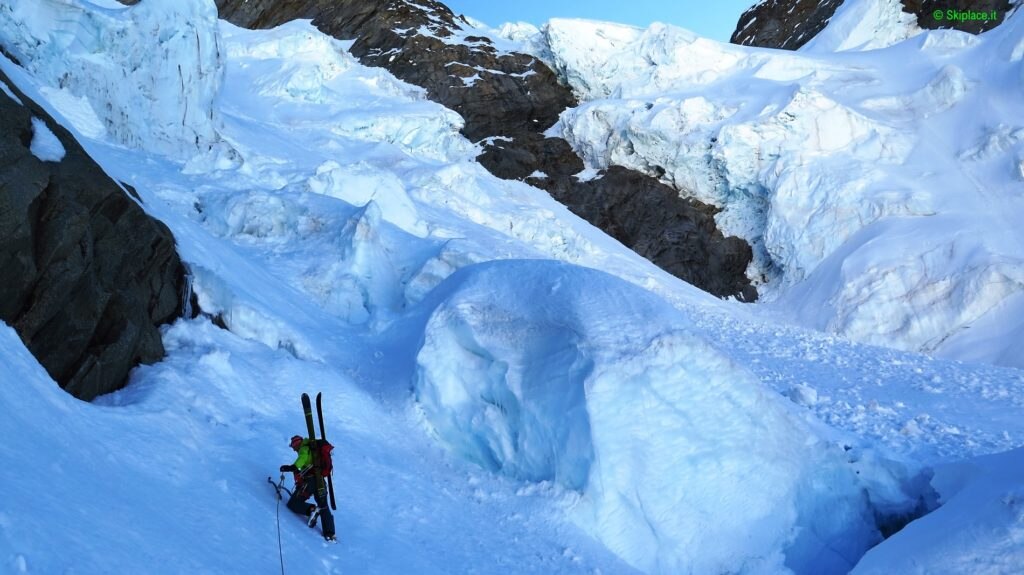 Mattia Varchetti nel complicato ghiacciaio delle Grandes Jorasses verso lo sperone Whymper