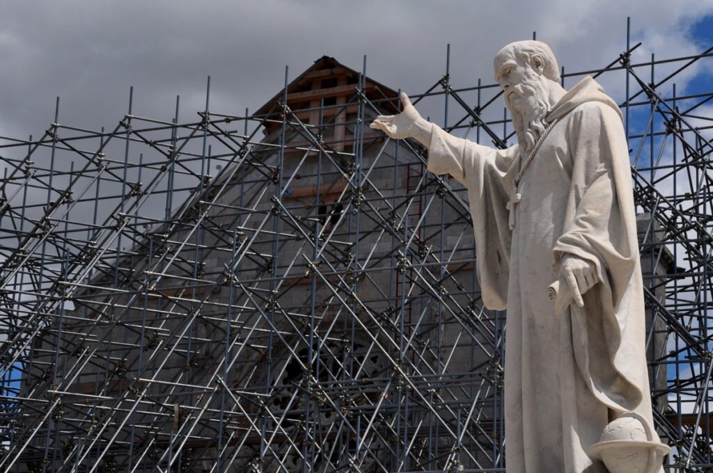 Norcia, la statua e la basilica di San Benedetto