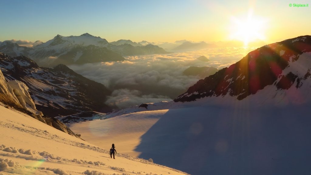 Pietro Marzorati in avvicinamento alla Nord Est della Weissmies dopo una lunga camminata notturna