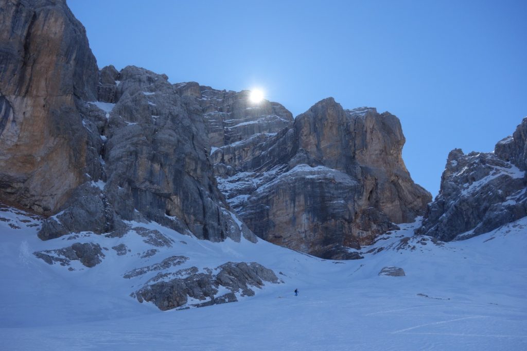 Alla base della parete Nord Ovest. Foto Luca Dallavalle