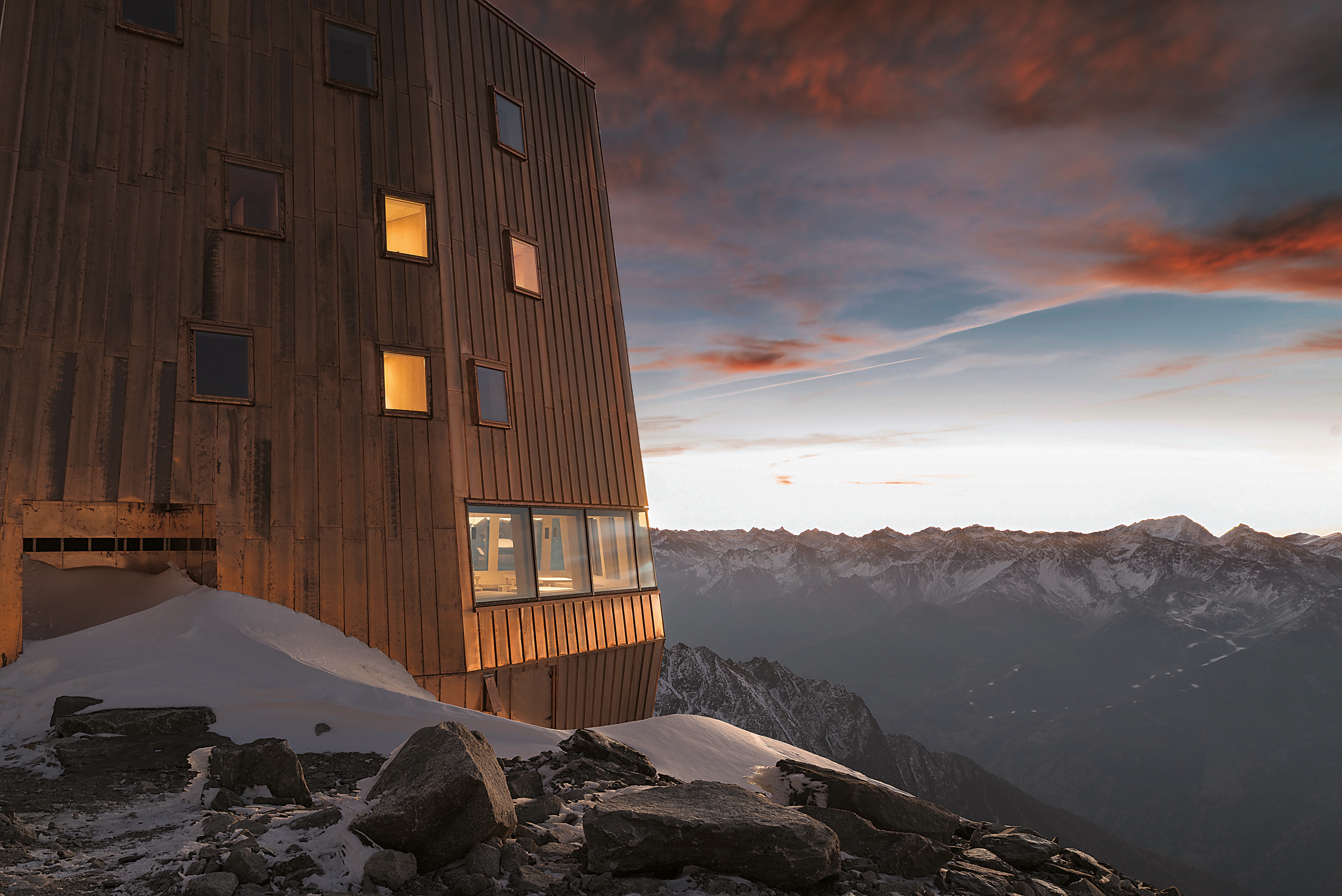 La struttura del rifugio al Sasso Nero: un monolite rivestito di rame che domina dall'alto la Valle Aurina © Oliver Jaist
