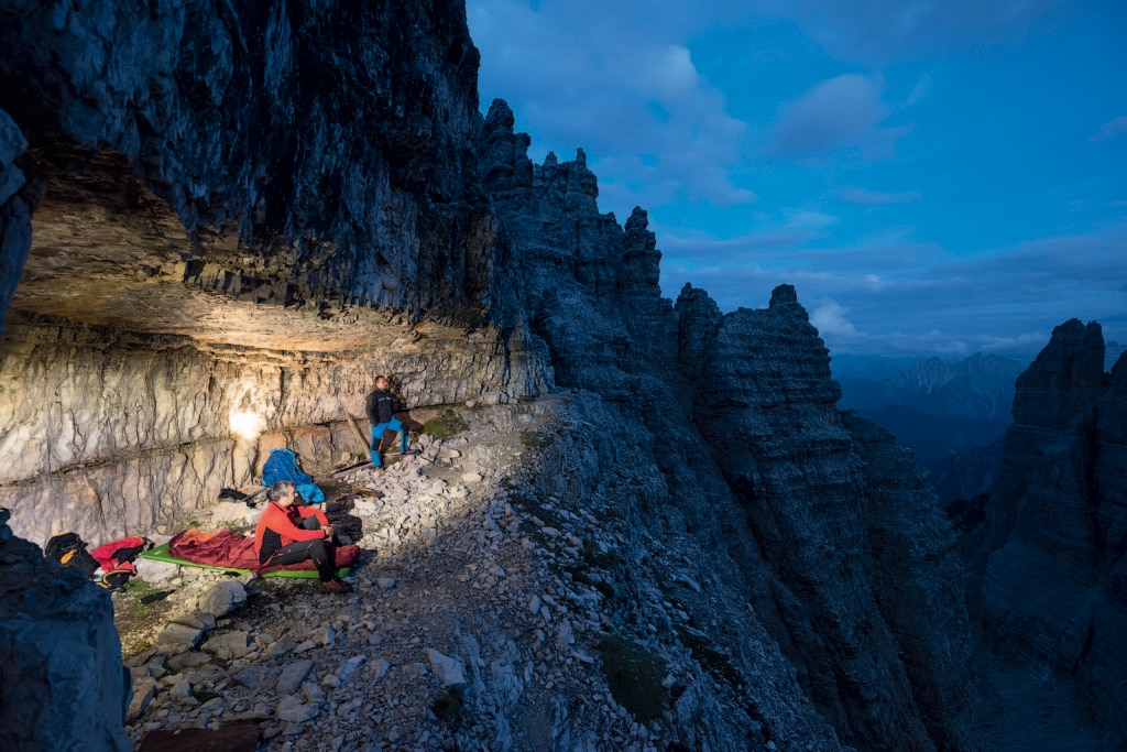 Monte Paterno, escursionisti fanno un bivacco in una grotta della grande guerra al Monte Paterno. Foto di Manfred Kostner