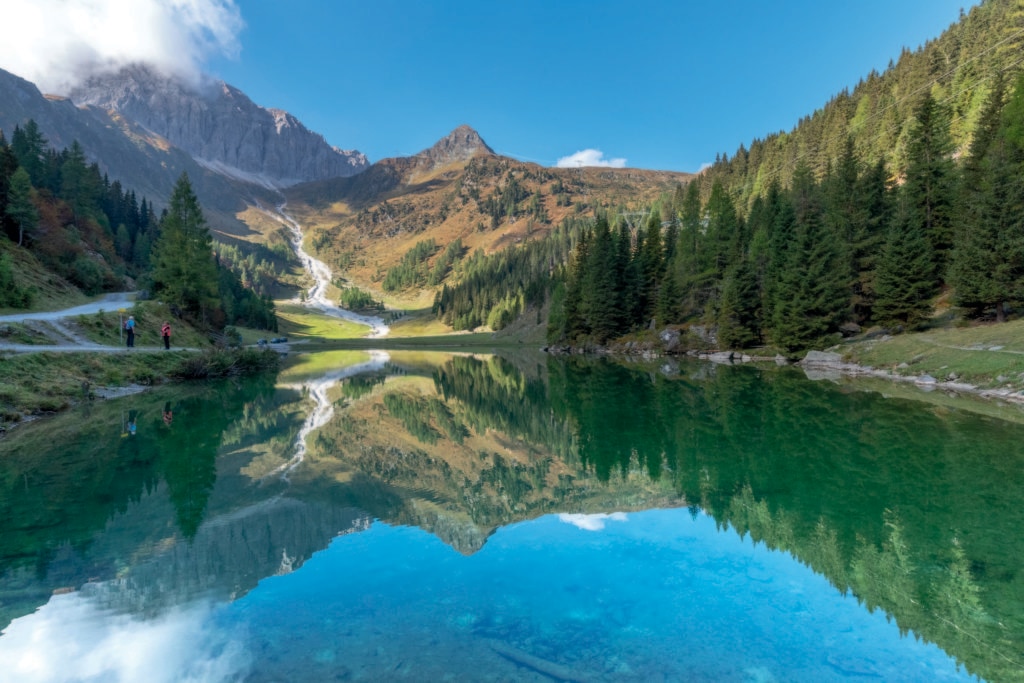 Il Klapfsee con il monte Palombino-Porze riflesso nelle limpide acque da qui parte la strada chiusa al transito veicolare per raggiungere il rifugio Porze. Foto @ Moreno Geremetta/ClickAlps