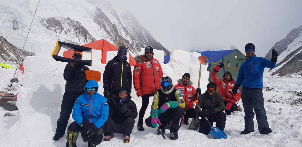 Il team al campo base. Foto archivio Alex Txikon