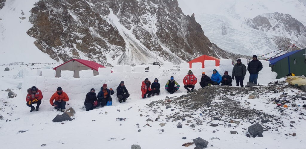 Il gruppo, con alle spalle la barriera antivento realizzata compattando la neve. Foto archivio Alex Txikon
