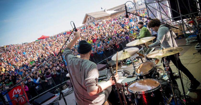 Un momento del concerto di Tom Walker. Foto Facebook Kronplatz