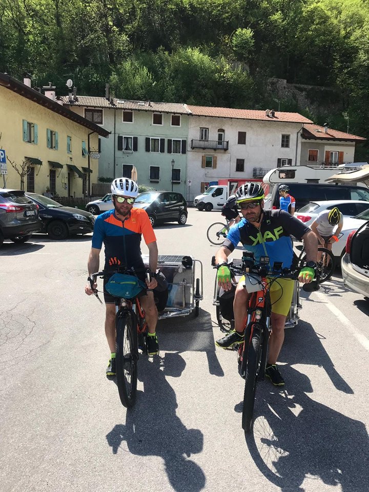 Yanez e Giacomo iniziano il viaggio insieme da Mezzolombardo. Destinazione Oriente! - Foto FB @Soul Silk