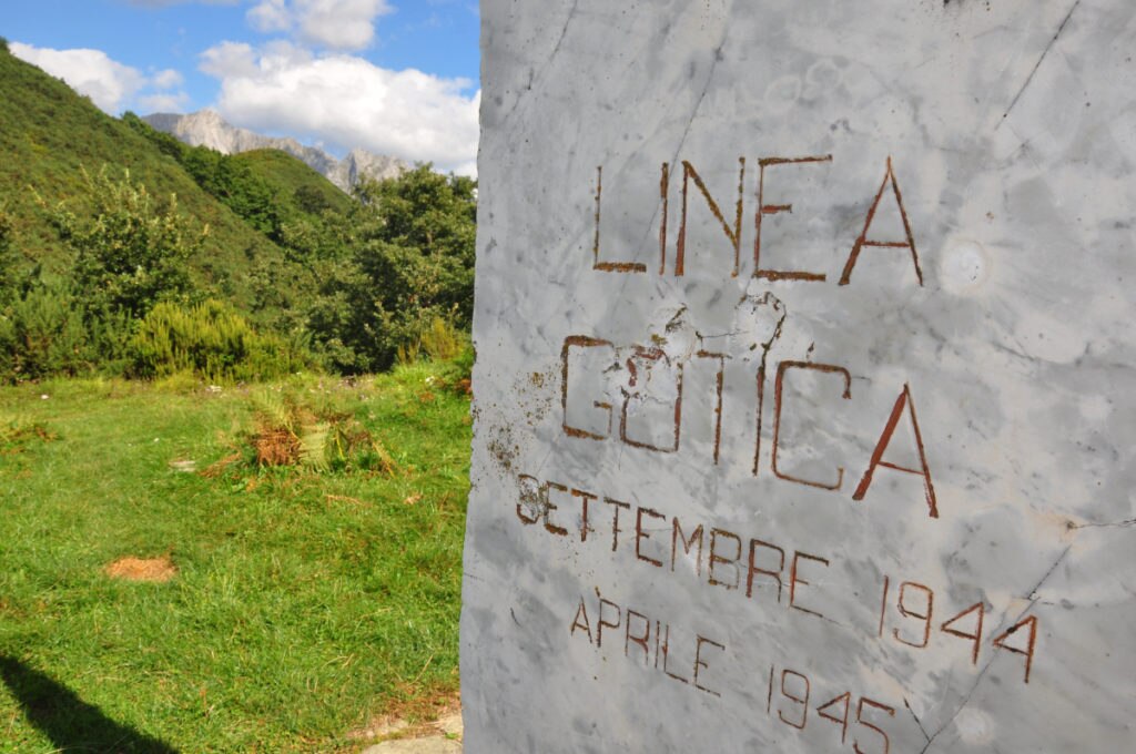 Cippo sul Monte Folgorito, foto Stefano Ardito